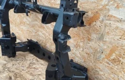 Подрамник двигателя для Mitsubishi Pajero 2007 года на фотографиях