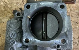 Дроссельная заслонка для Audi A4 2001 года на фотографиях