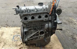 Двигатель без навесного для Volkswagen Polo 2003 года на фотографиях