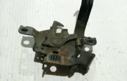 Замок капота для Toyota Corolla 2007 года на фотографиях