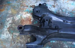 Подрамник двигателя для Toyota Corolla на фотографиях