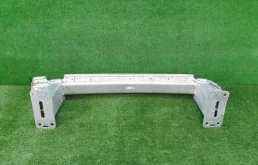 Усилитель бампера передний верхний для Audi Q7 2018 года на фотографиях