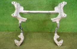 Подрамник двигателя для Audi Q7 2015 года на фотографиях