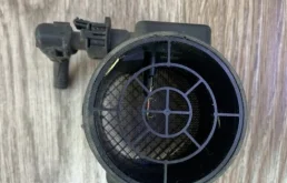 Датчик массового расхода воздуха для Opel Zafira 2004 года на фотографиях