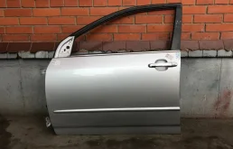 Дверь передняя левая для Toyota Corolla 2004 года на фотографиях
