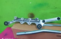 Трапеция стеклоочистителей для Audi Q7 2009 года на фотографиях