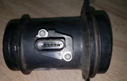 Датчик массового расхода воздуха для Audi Q7 на фотографиях