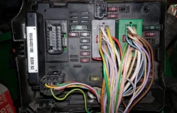 Блок предохранителей под капотом (6500CK) для Peugeot 307 Хэтчбек 5dr 2000-2009