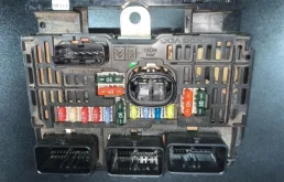 Блок предохранителей под капотом для Citroen C4 Хэтчбек 2004-2011