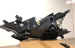 Фары для Mitsubishi Grandis 2005 года на фотографиях