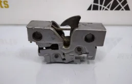 Замок капота для Skoda Rapid 2024 года на фотографиях