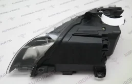 Кронштейн правой фары нижний для Audi Q7 2010 года на фотографиях