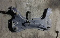 Подрамник двигателя для Nissan Tiida на фотографиях