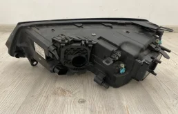 Фара ксенон левая для Volkswagen Touareg 2011 года на фотографиях