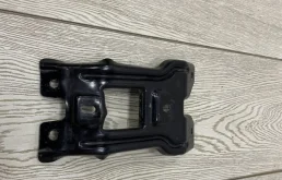 Кронштейн замка капота для Skoda Rapid на фотографиях