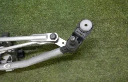 Трапеция стеклоочистителей для Renault Logan 2015 года на фотографиях