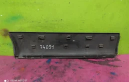 Молдинг двери задний левый для Audi Q7 2010 года на фотографиях