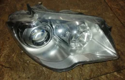 Фары для Volkswagen Touran 2010 года на фотографиях