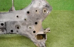 Подрамник двигателя для Hyundai Solaris 2021 года на фотографиях