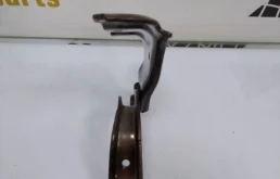 Петля капота левая для Skoda Rapid 2025 года на фотографиях