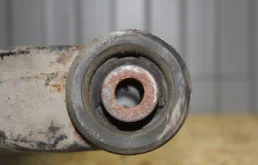 Рычаг передний правый нижний для Mitsubishi Pajero 2007 года на фотографиях