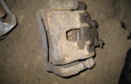 Суппорт передний левый для Kia Rio 3 рестайлинг