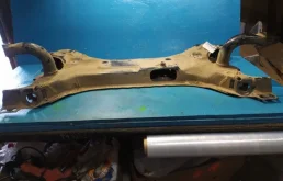 Подрамник двигателя для Mitsubishi Outlander 2016 года на фотографиях