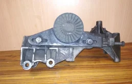 Кронштейн генератора для Renault Logan 2014 года на фотографиях