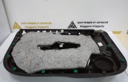 Уплотнитель передней правой двери для Hyundai Solaris 2018 года на фотографиях