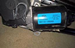 Мотор стеклоочистителя для Hyundai Solaris на фотографиях