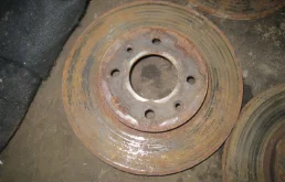 Диски тормозные передние (комплект) для Hyundai Solaris 2014 года на фотографиях