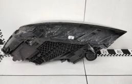 Фара ксенон правая для Audi Q7 2024 года на фотографиях