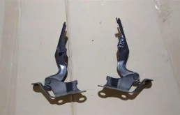 Петля капота левая для Toyota Corolla 2002 года на фотографиях