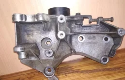 Кронштейн генератора для Renault Logan 2014 года на фотографиях