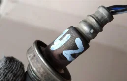 Лямбда-зонд (верхний) для Toyota RAV4 на фотографиях