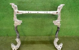 Подрамник двигателя для Audi Q7 2015 года на фотографиях