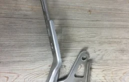 Петля капота правая для Audi Q7 2010 года на фотографиях