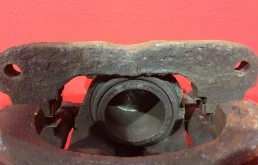 Суппорт передний левый для Toyota RAV4 на фотографиях