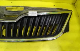 Решетка переднего бампера для Skoda Rapid 2015 года на фотографиях