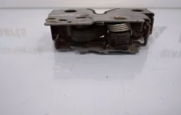 Замок капота для Skoda Rapid 2024 года на фотографиях