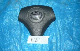 Подушка безопасности водителя для Toyota Corolla 2001 года на фотографиях