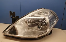 Фары для Nissan Tiida 2009 года на фотографиях