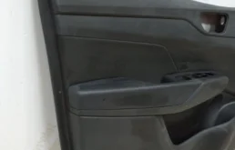 Обшивка двери передняя левая для Hyundai Solaris 2019 года на фотографиях