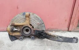 Кулак поворотный правый для Mercedes-Benz M class 2008 года на фотографиях