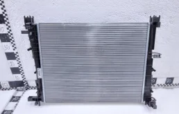 Радиатор охлаждения ДВС для Renault Sandero 2008 года на фотографиях