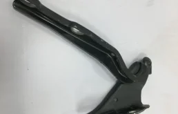 Петля капота правая для Skoda Rapid 2025 года на фотографиях