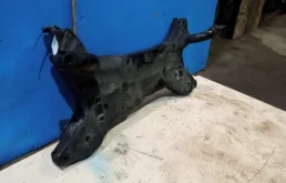 Подрамник двигателя для Mitsubishi Outlander 2011 года на фотографиях