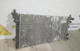Радиатор охлаждения ДВС для Skoda Rapid 2015 года на фотографиях