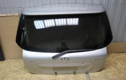 Молдинг крышки багажника для Toyota Corolla на фотографиях