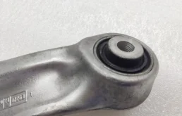 Рычаг задний правый нижний для Volkswagen Touareg 2020 года на фотографиях